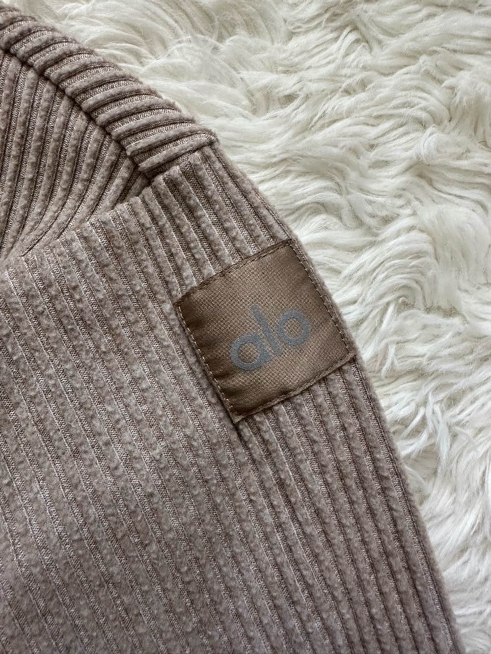 Alo Yoga Muse Hoodie Cropped Hooded Pullover Sweater Ribbed Knit Heather Tan - Picture 8 of 11